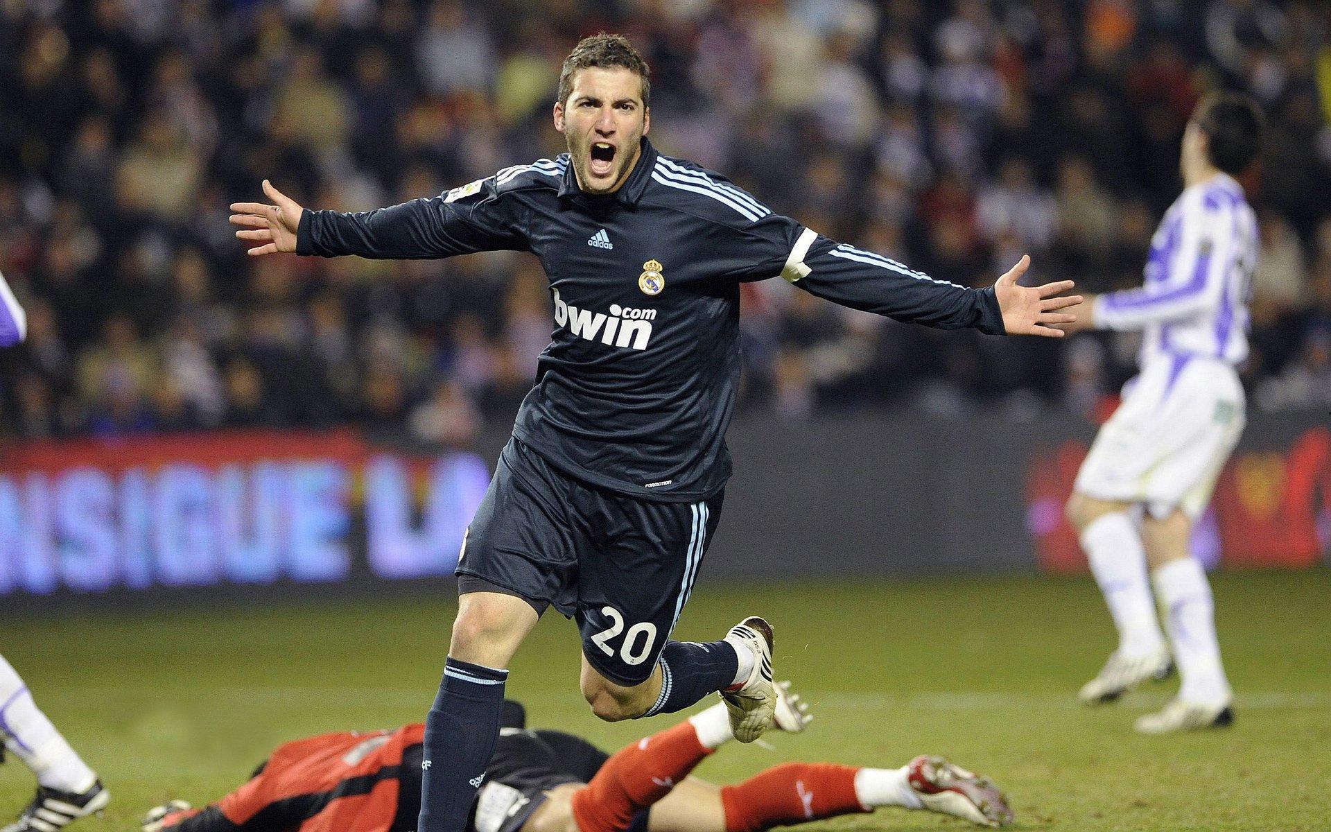 凯恩圆梦首冠！前热刺队友迪福、沃克暖心祝贺，你值得这一切